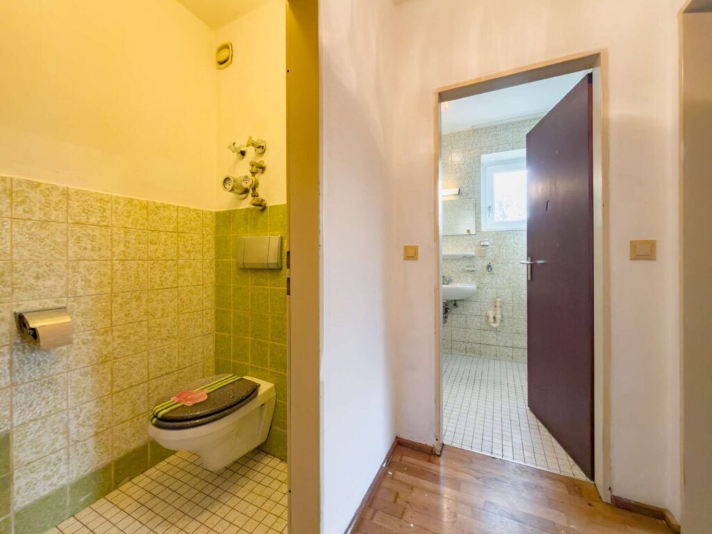 separates WC